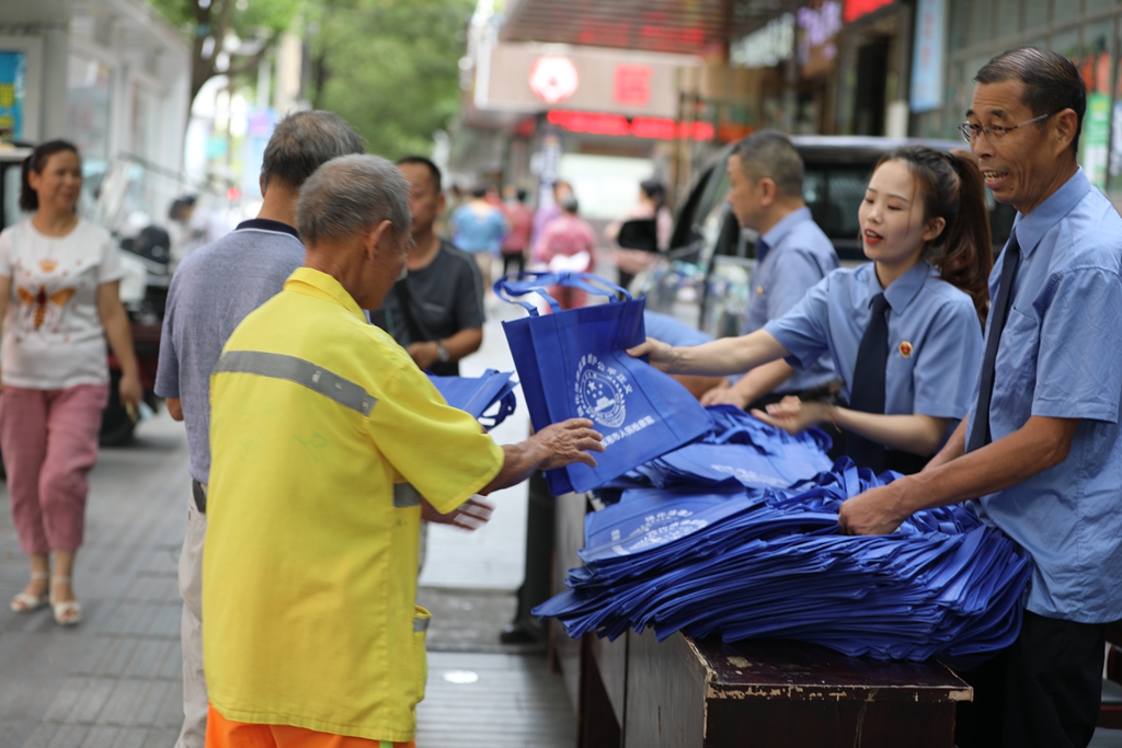 法治宣传进乡镇（二） ——临湘市人民检察院打通普法宣传“最后一公里”